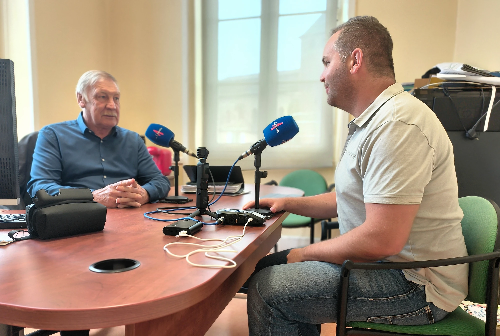 Christophe Terrain et Yohan pendant l’enregistrement du podcast La Cravate.