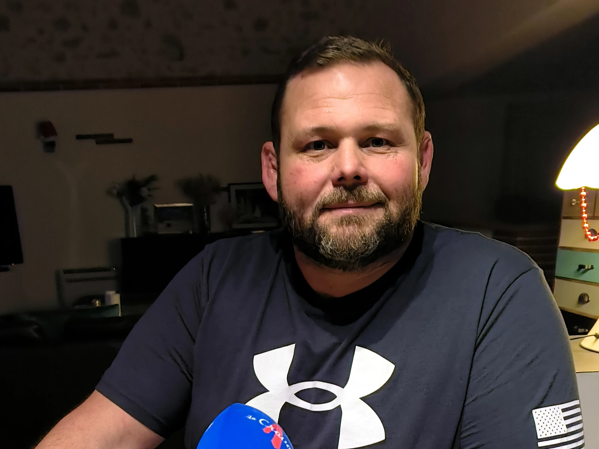 Grégory Menkarska au micro pendant sa rencontre pour le podcast La Cravate.