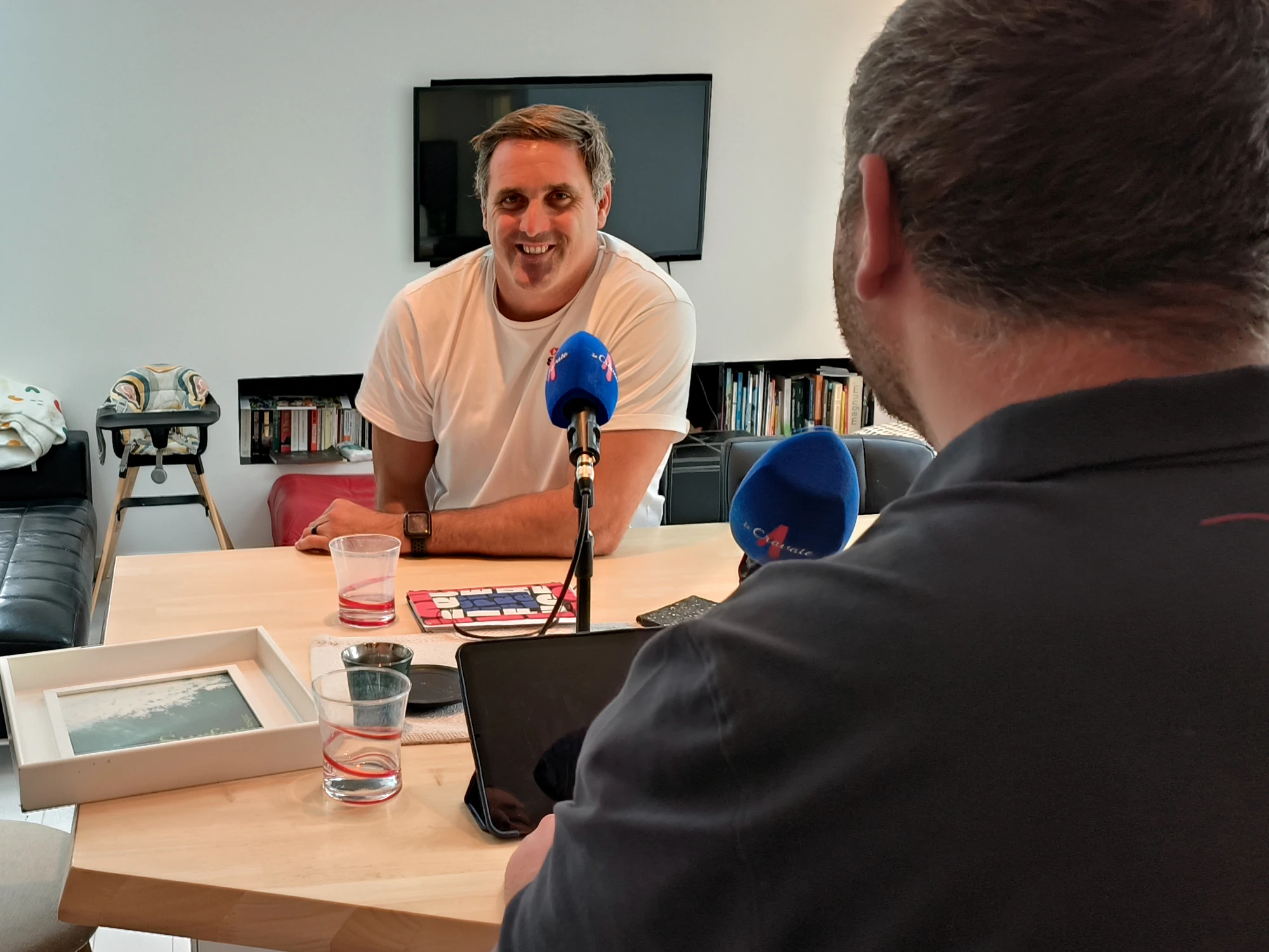 Jean-Baptiste Gobelet et Yohan pendant l’enregistrement du podcast La Cravate.
