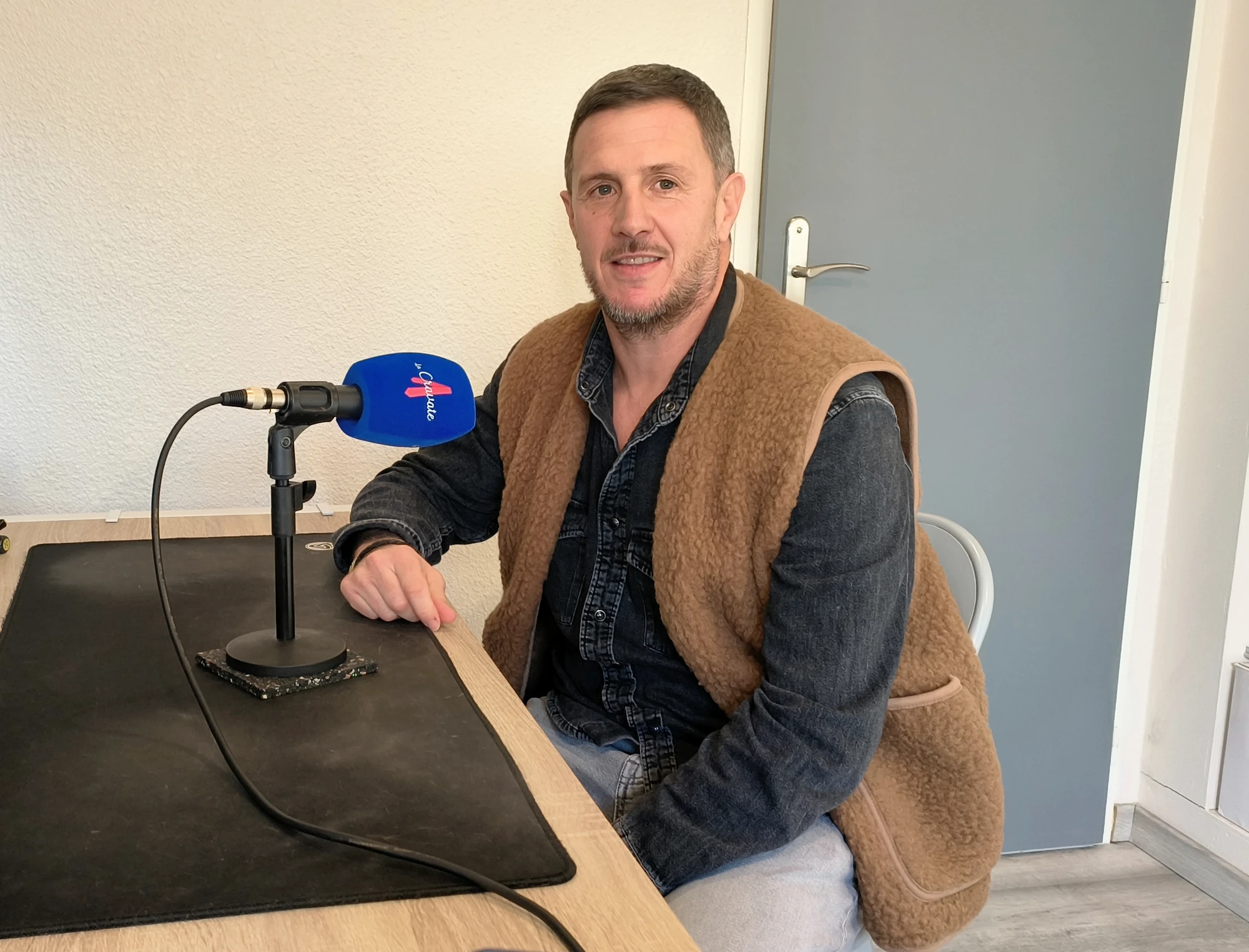Beñat Arrayet au micro pendant sa rencontre pour le podcast La Cravate.