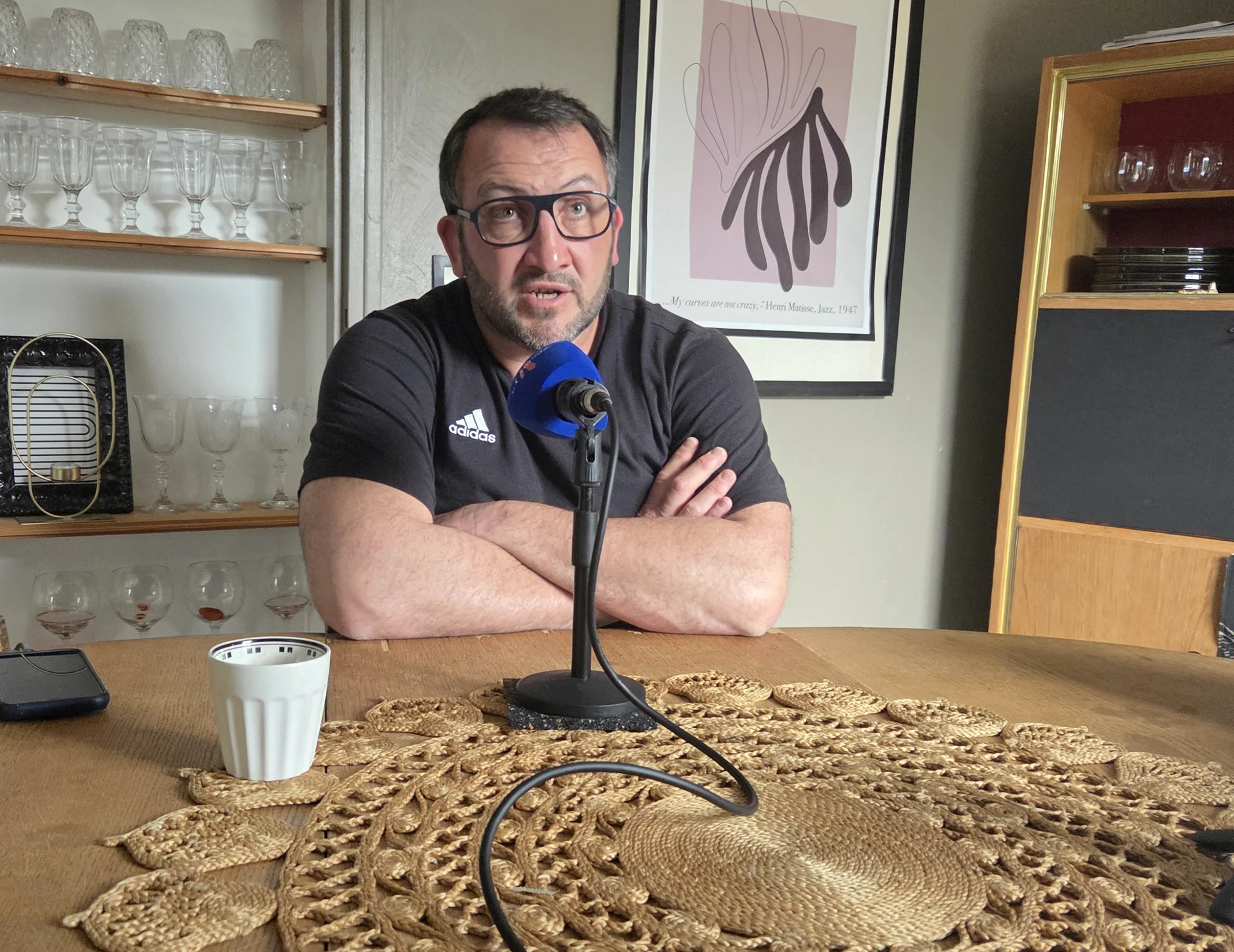 Julien Jacquot au micro pendant sa rencontre pour le podcast La Cravate.