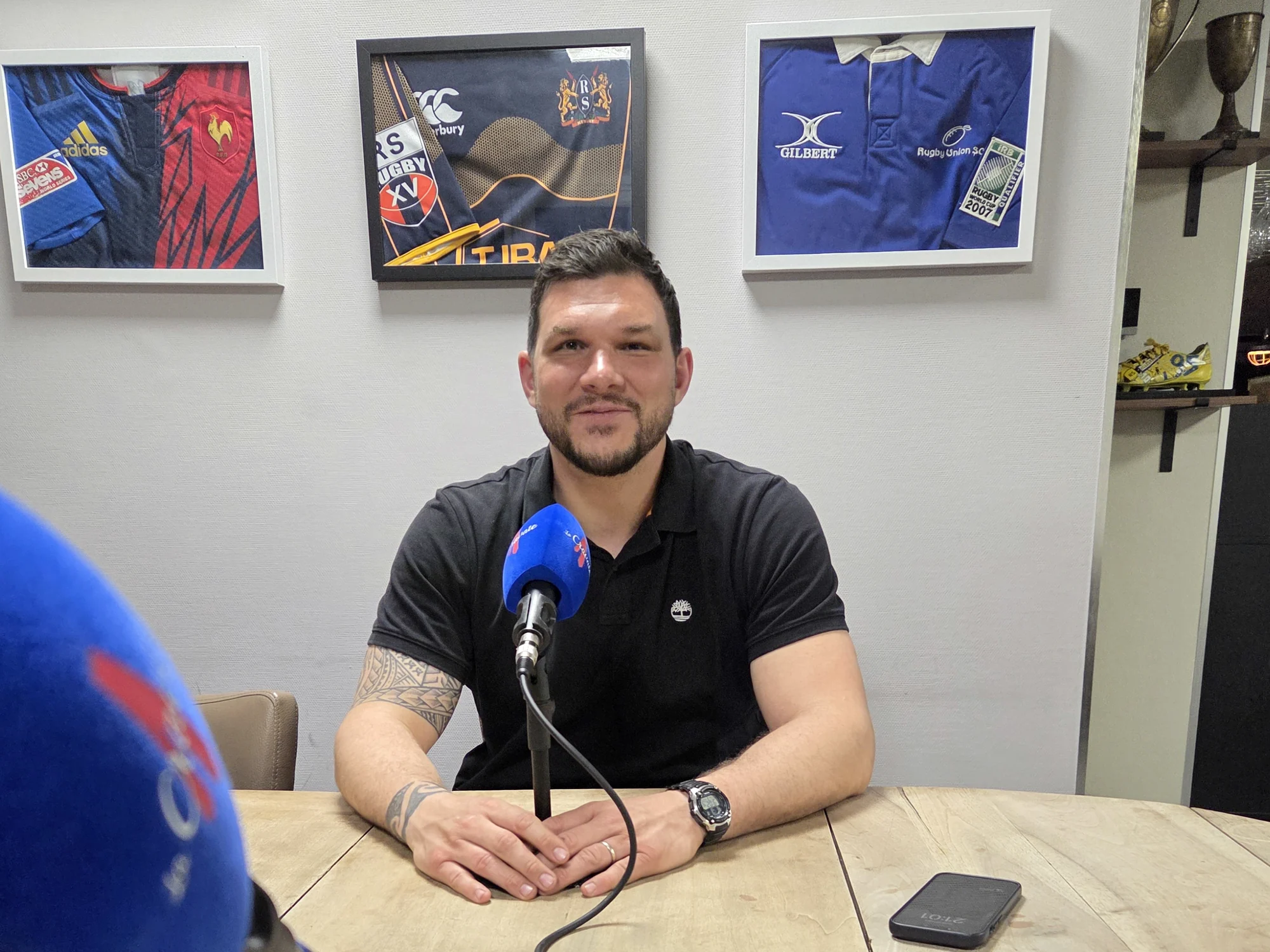 Rémy Grosso au micro pendant sa rencontre pour le podcast La Cravate.