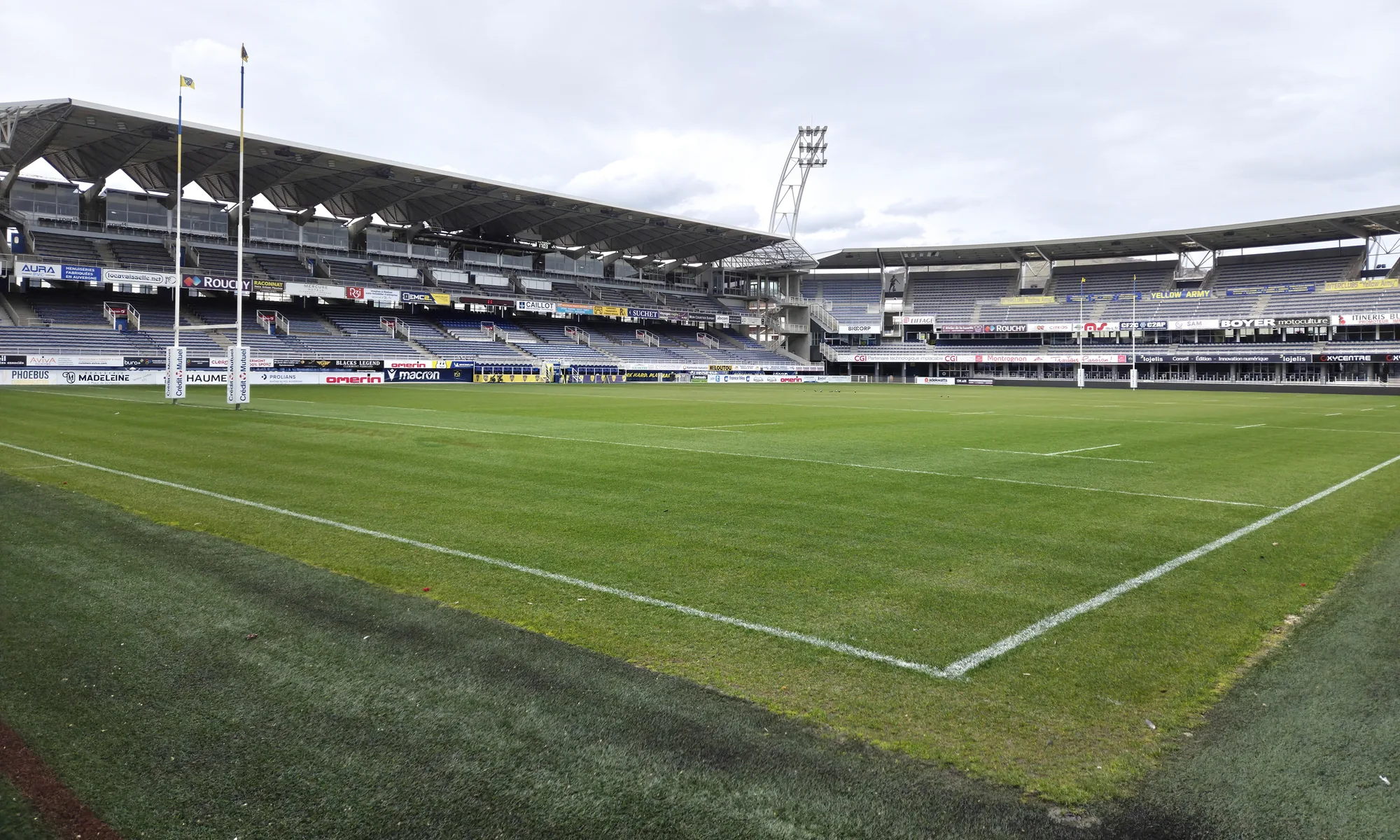 Vue des tribunes et de la pelouse du stade Marcel-Michelin à Clermont-Ferrand.