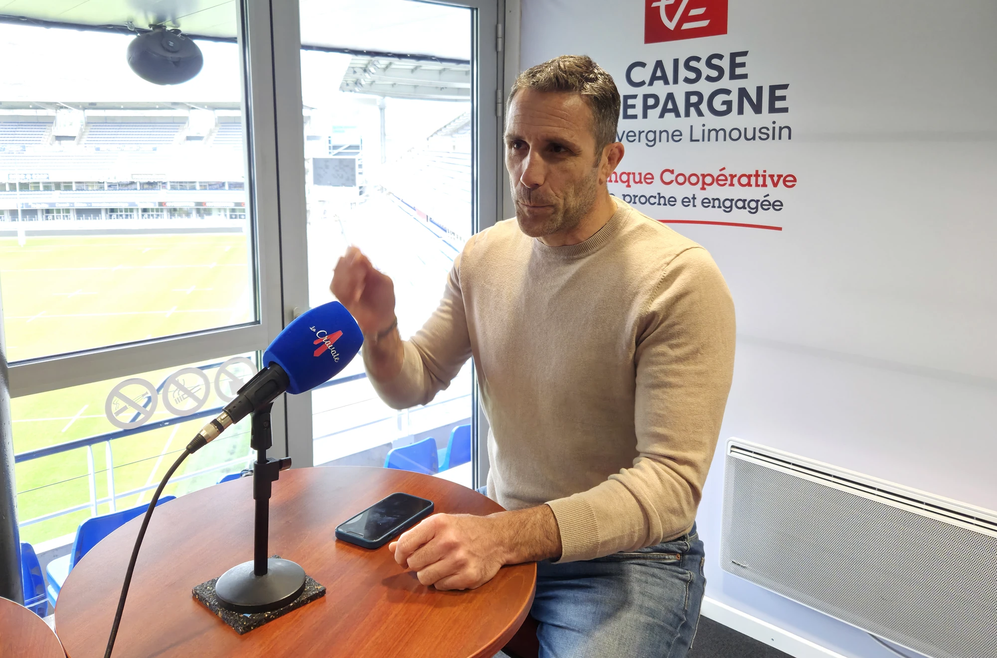 Alexandre Audebert au micro pendant sa rencontre pour le podcast La Cravate.