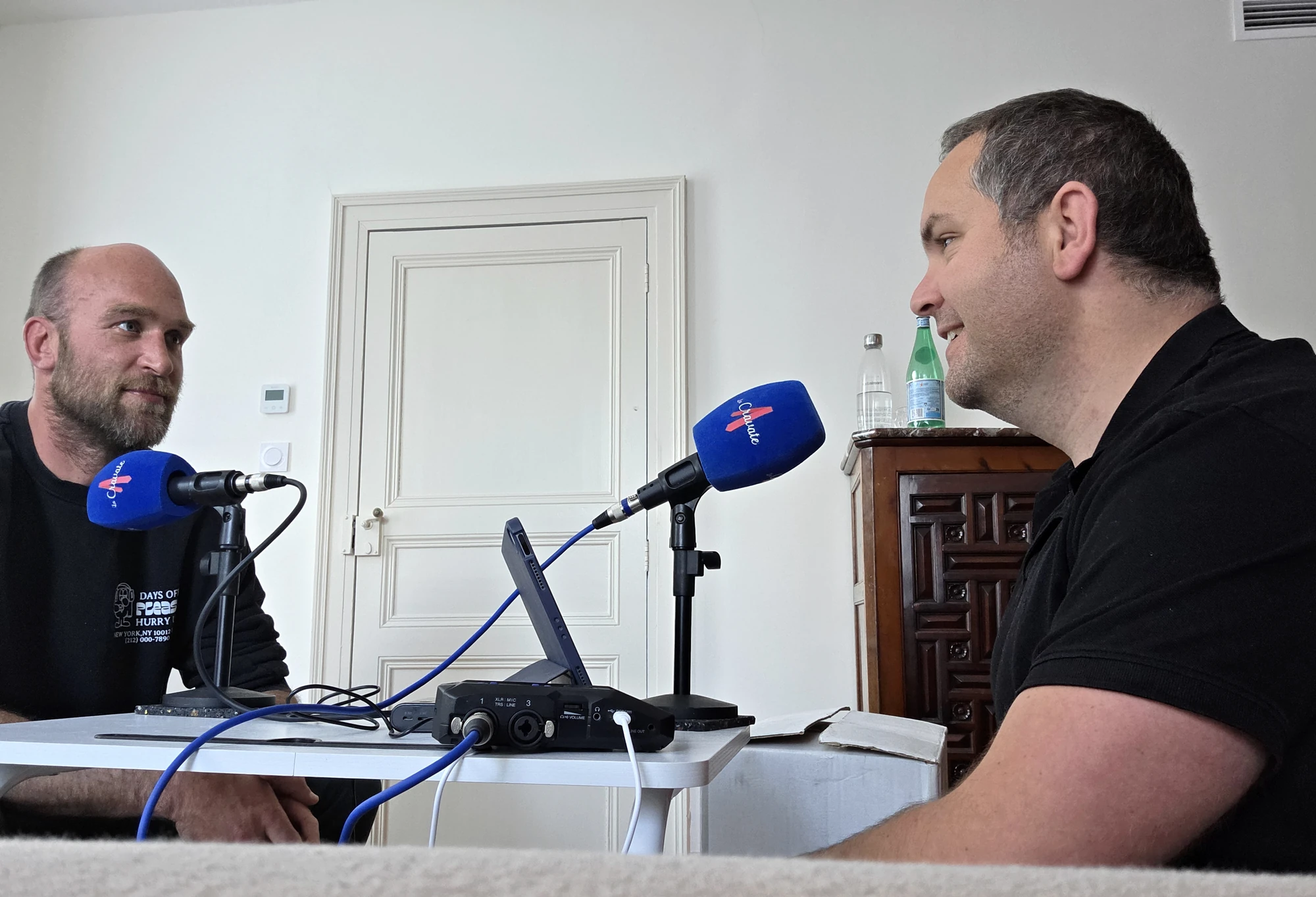 Antoine Burban et Yohan pendant l’enregistrement du podcast La Cravate.