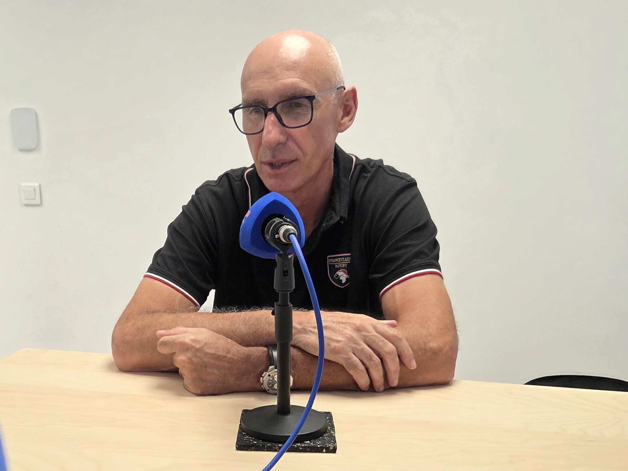 Patrice Lagisquet au micro pendant sa rencontre pour le podcast La Cravate.