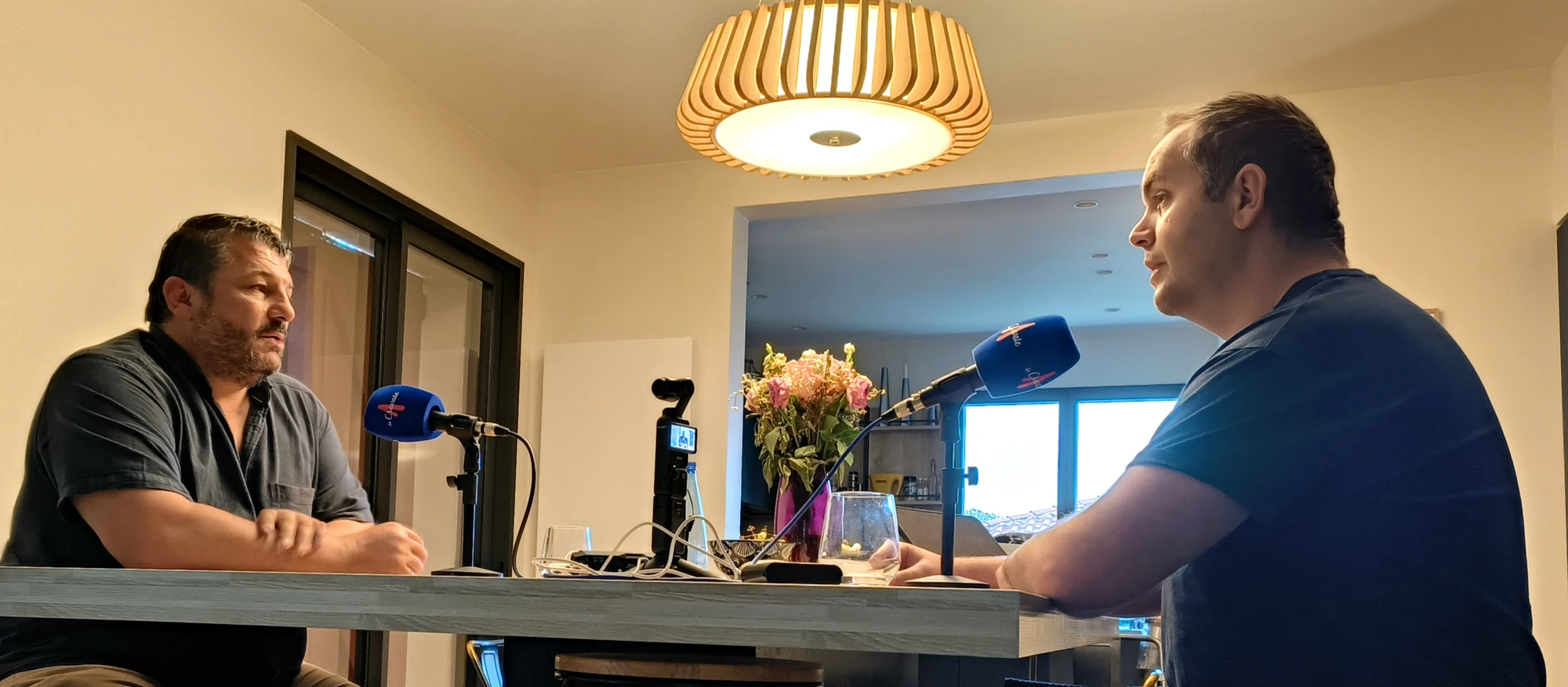 Benoît August et Yohan pendant l’enregistrement du podcast La Cravate.