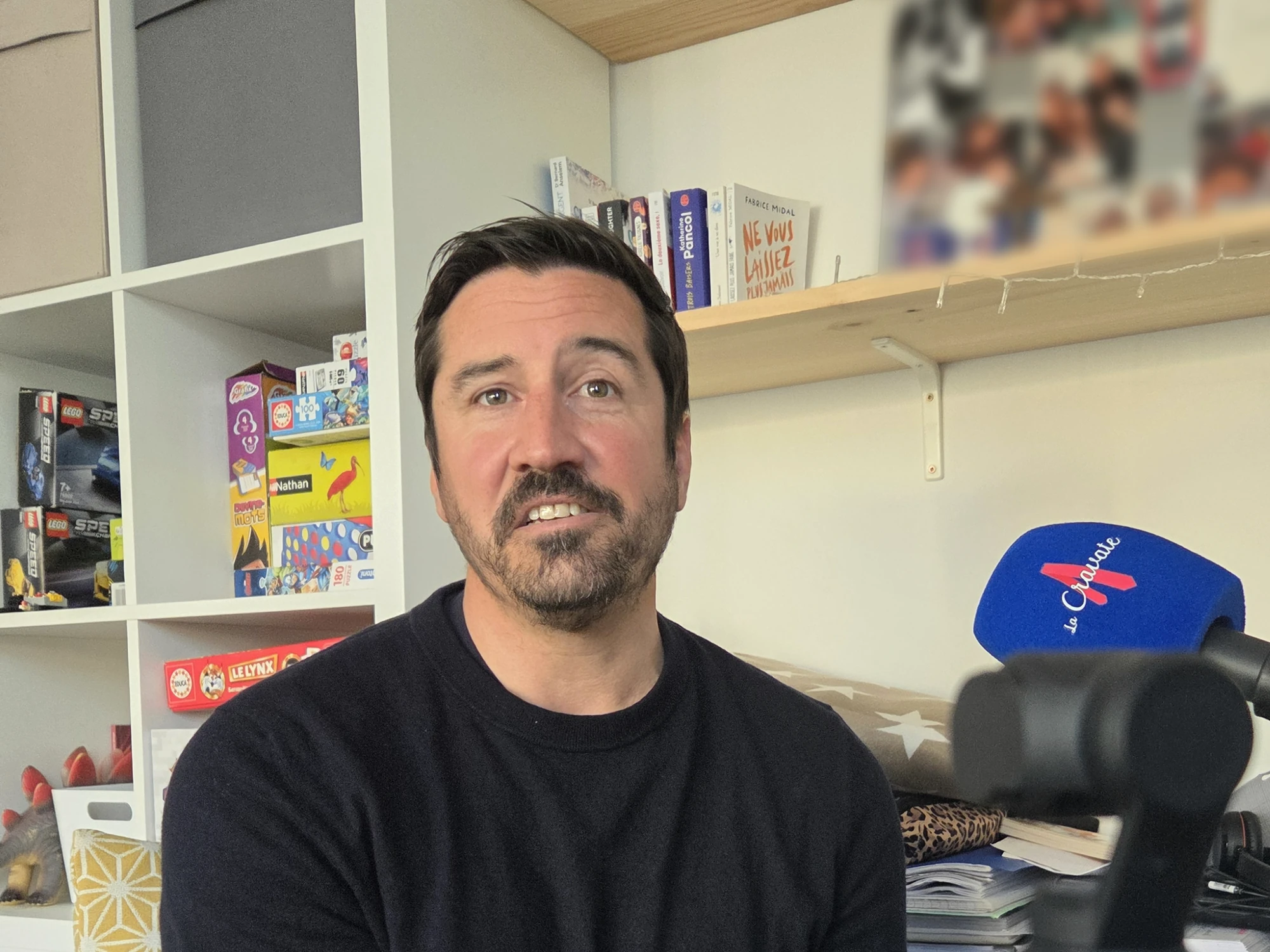 Jean-Baptiste Dambielle au micro pendant sa rencontre pour le podcast La Cravate.