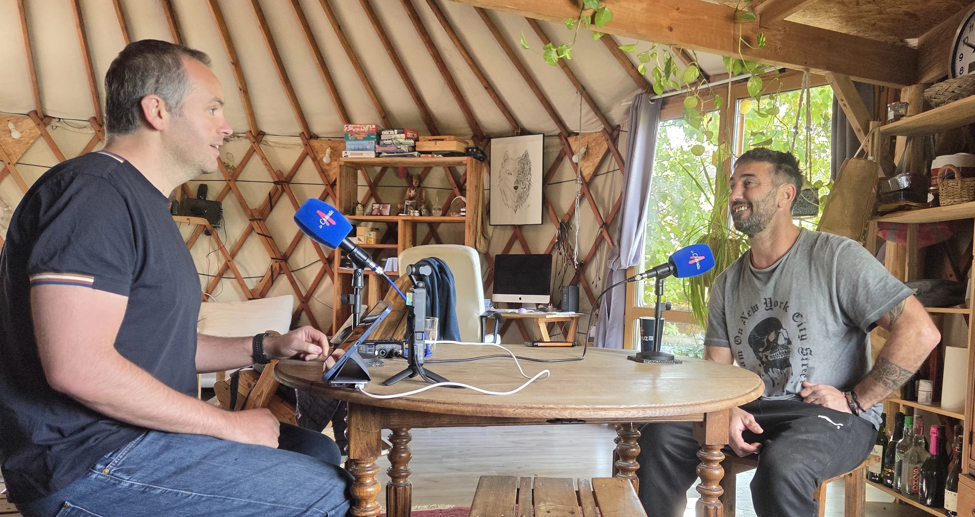 Sébastien Pagès et Yohan pendant leur rencontre pour le podcast La Cravate.
