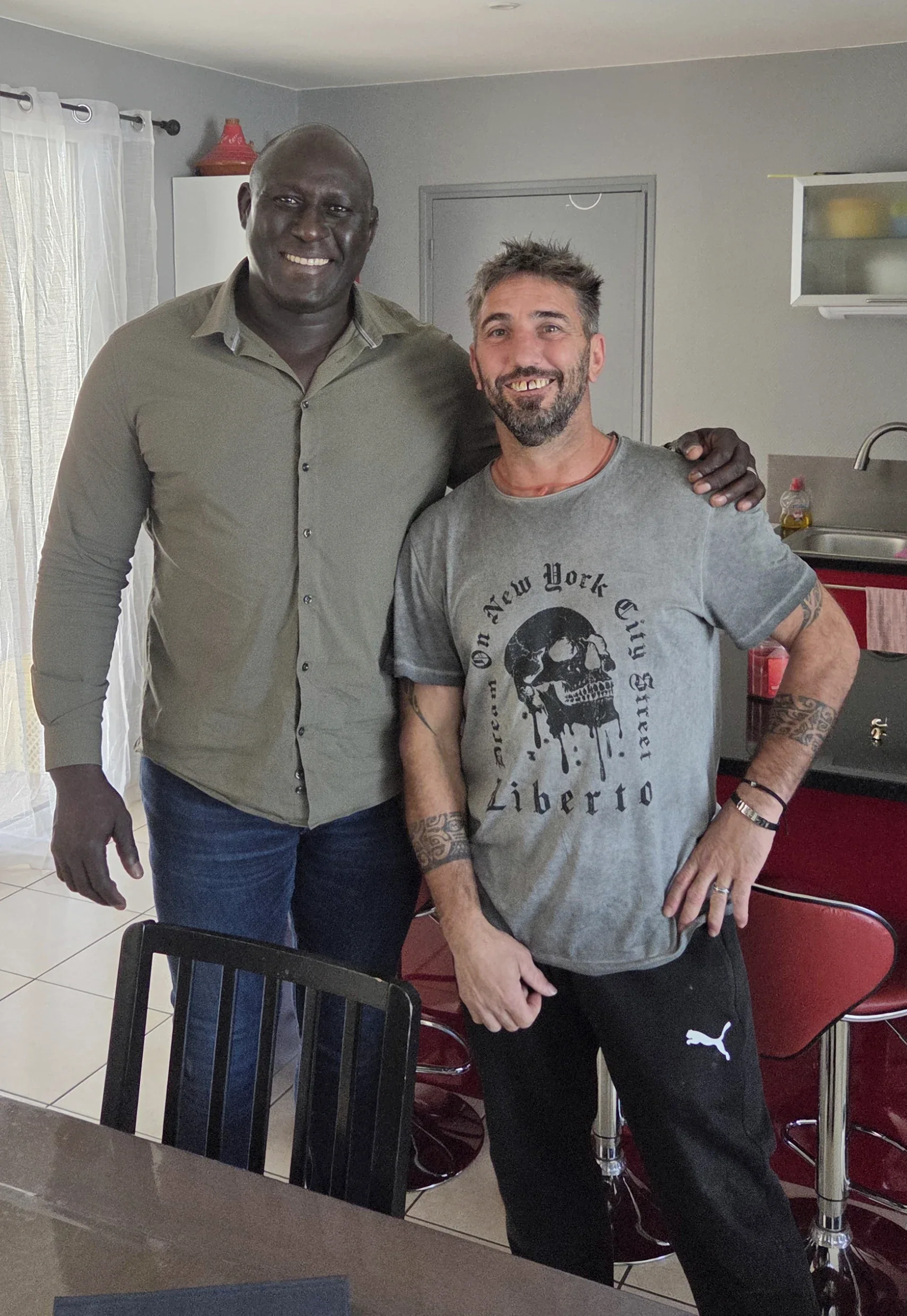 Yogane Correa et son compère Sébastien Pagès, photographiés lors de la rencontre pour La Cravate.