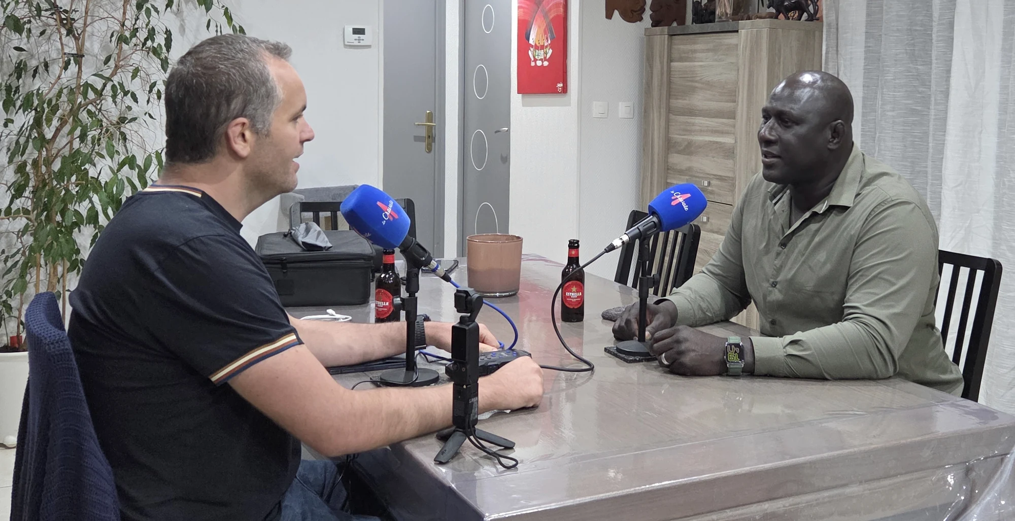 Yogane Correa et Yohan échangent autour des micros pendant l’enregistrement de La Cravate.