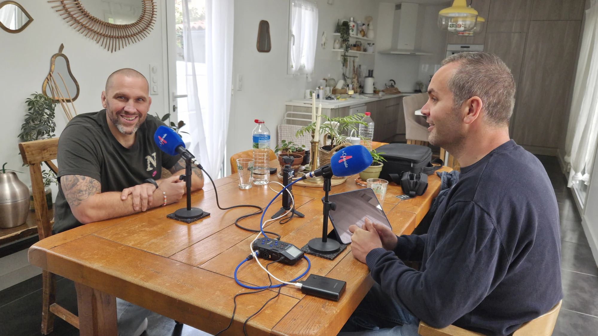 Fabien Barcella et Yohan pendant leur rencontre pour le podcast La Cravate.