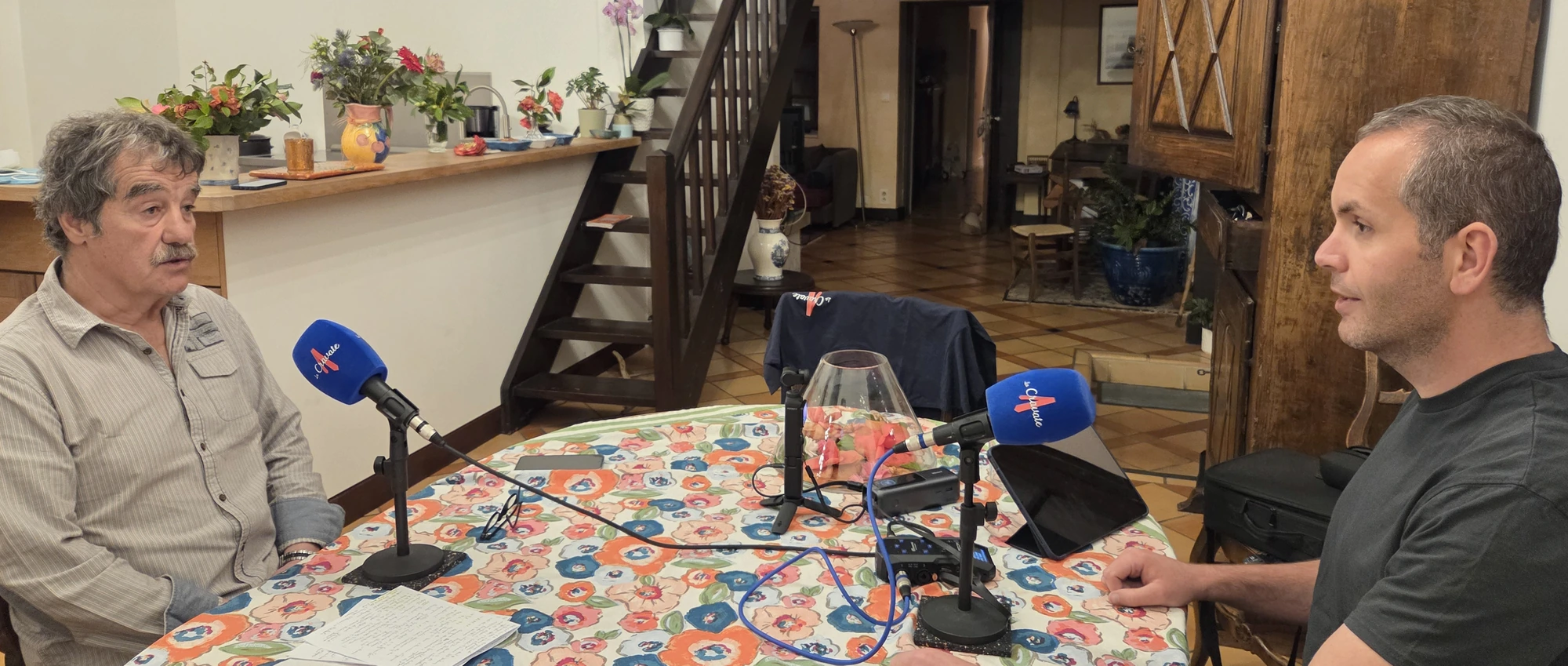 Maurice Lesgourgues et Yohan pendant leur rencontre pour le podcast La Cravate.