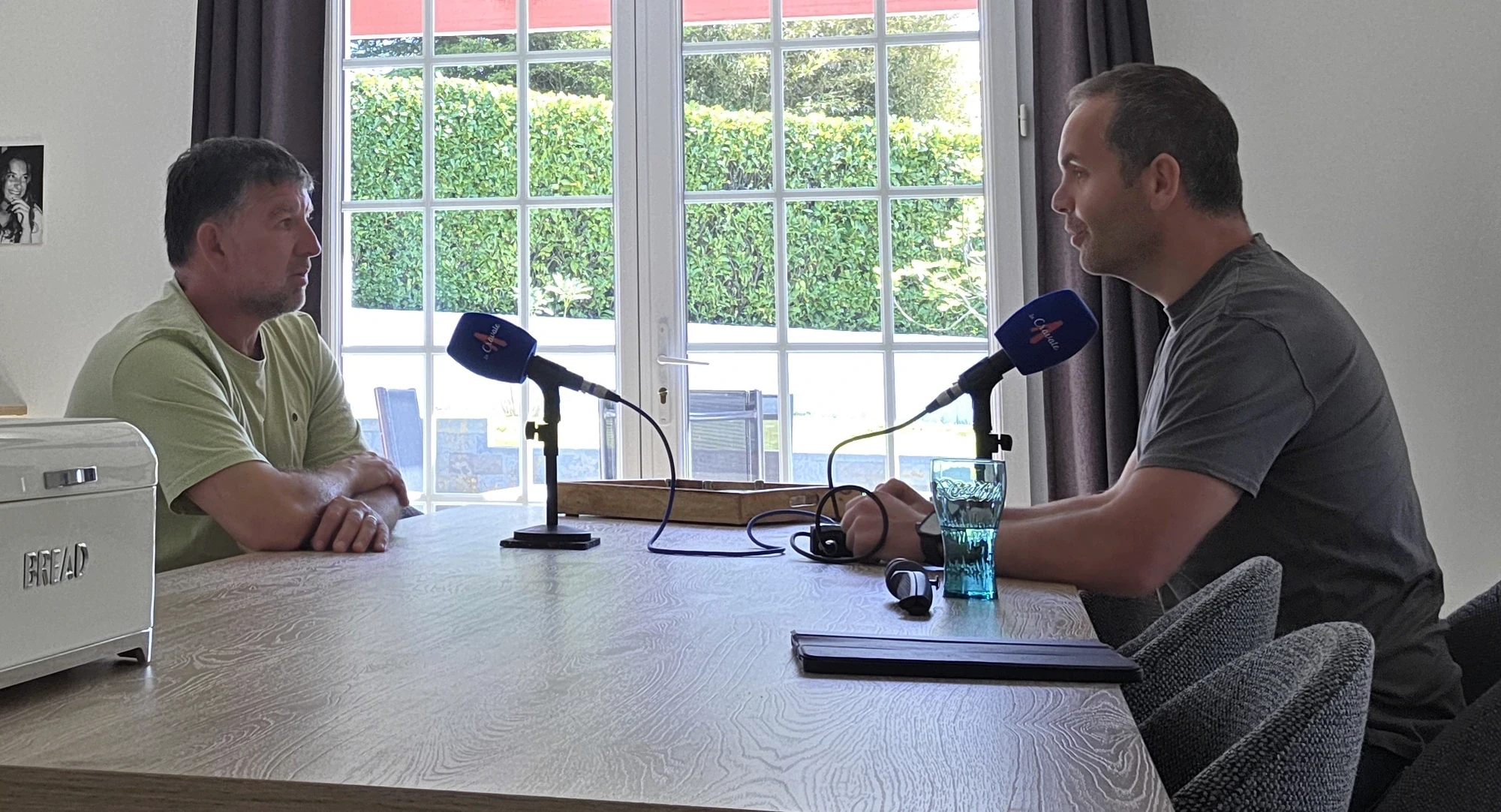 Laurent Mazas et Yohan échangent face à face autour des micros de La Cravate.
