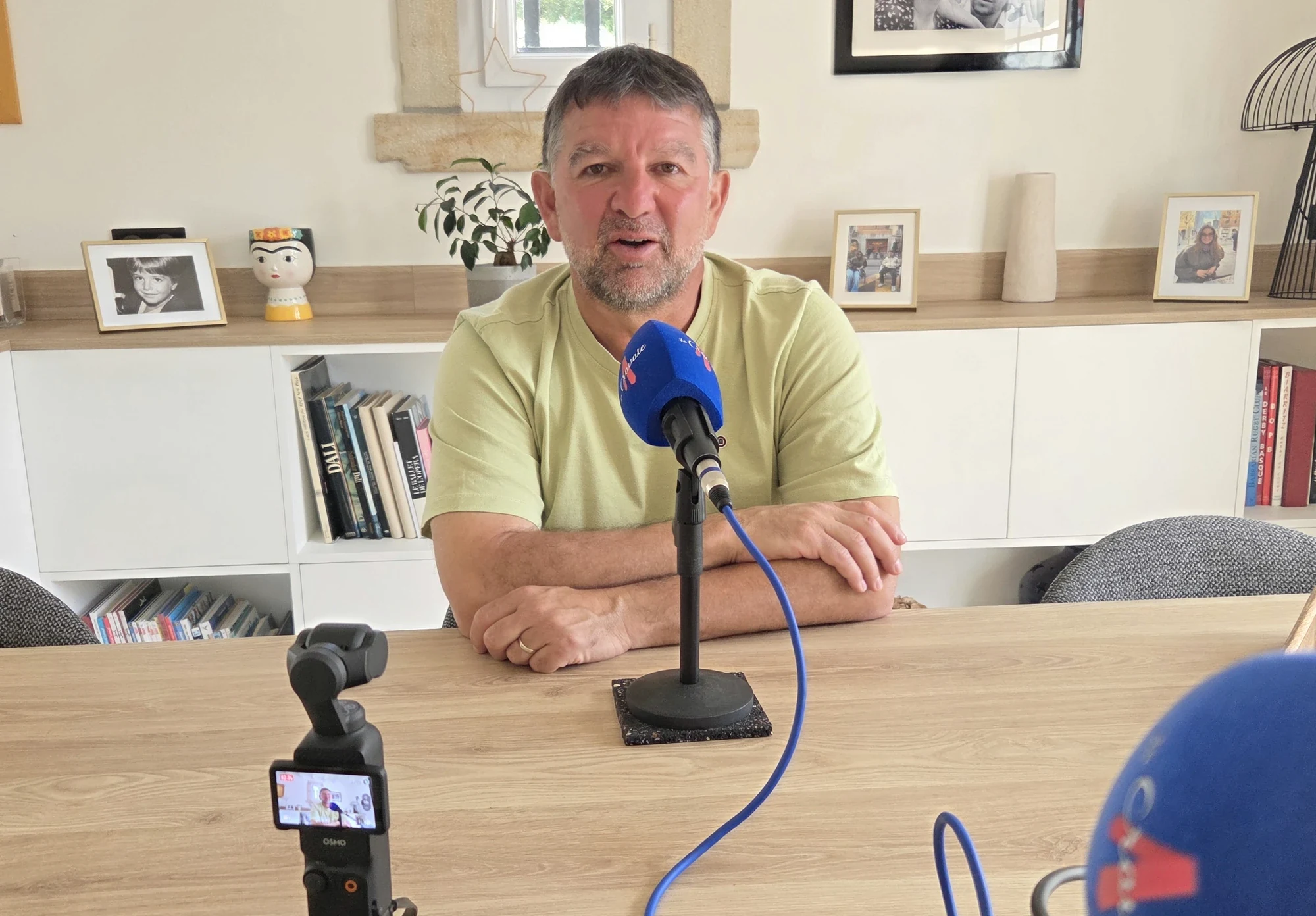Laurent Mazas au micro pendant l’enregistrement de La Cravate.