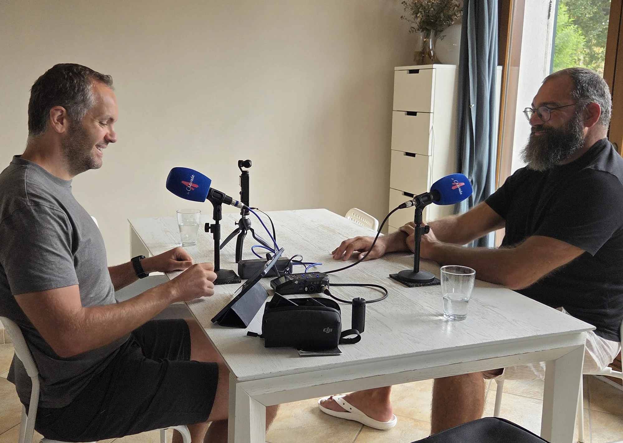 Adam Jaulhac et Yohan échangent autour des micros pendant l’enregistrement de La Cravate.