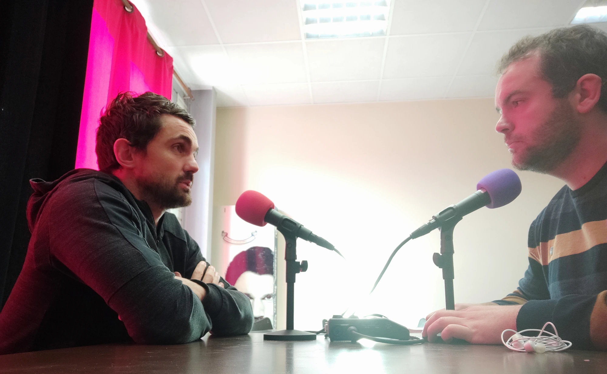 Sébastien Descons et Yohan pendant leur rencontre pour le podcast La Cravate.