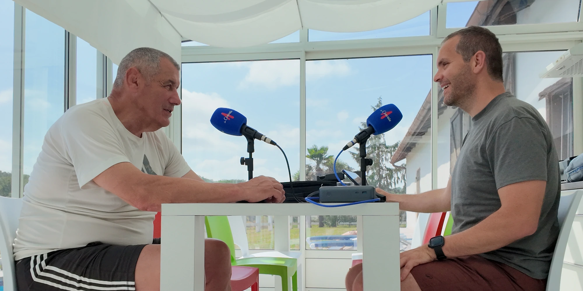 Jean Condom et Yohan discutent face à face autour des micros de La Cravate.