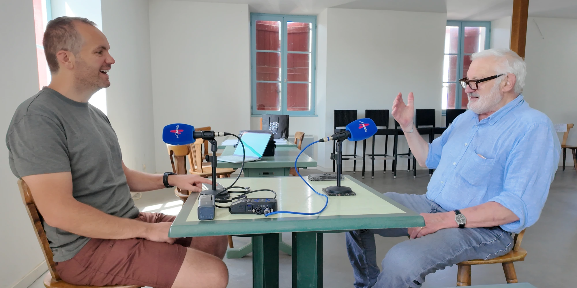 Peio Dospital et Yohan échangent autour des micros pendant l’enregistrement de La Cravate.